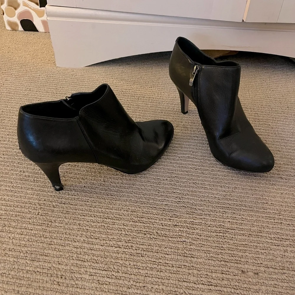 VINCE CAMUTO Black Leather Zip-Up Ankle Booties, Size 9.5 — GUC - Picture 7 of 15